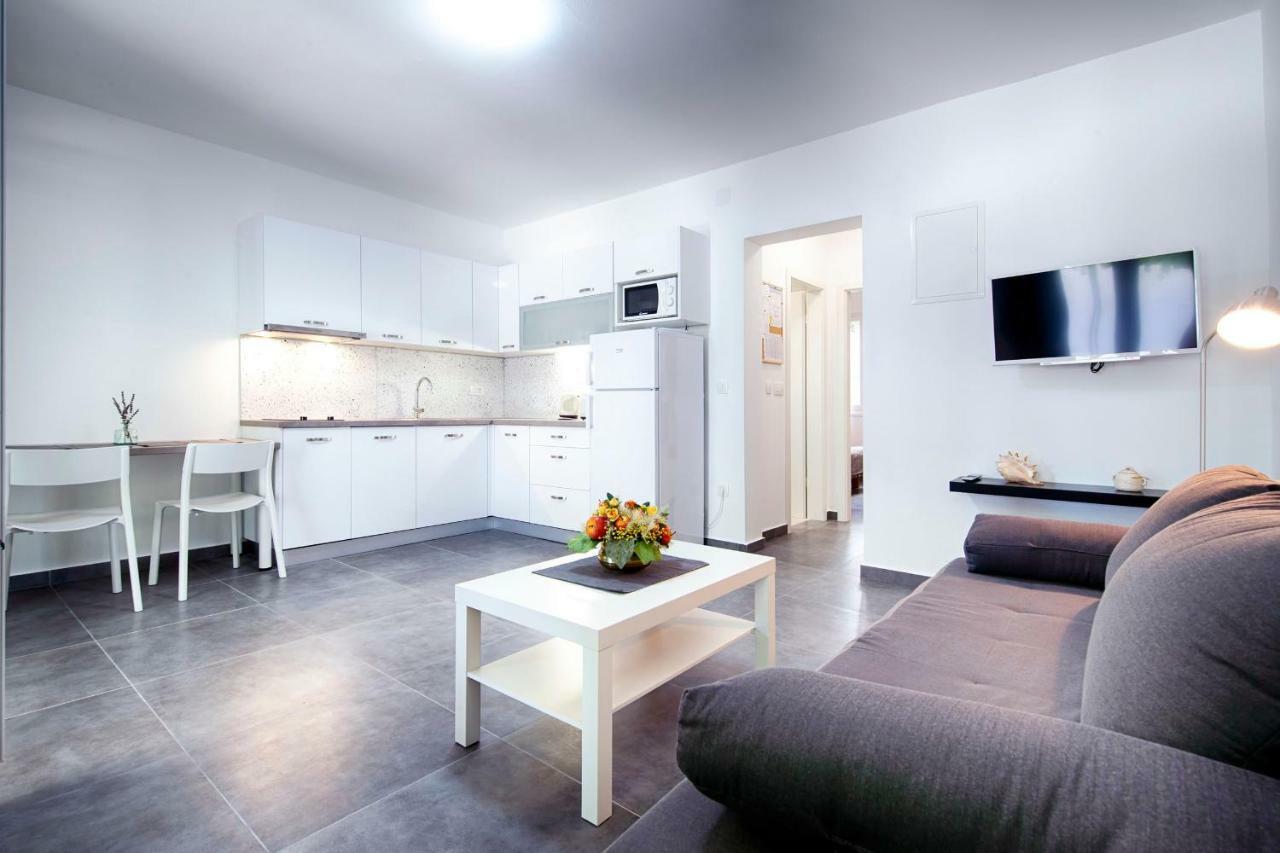 Apartmani Dule Komiza Exterior photo
